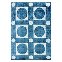 Alfombra geométrica contemporánea de seda azul y blanca hecha a mano por Doris Leslie Blau