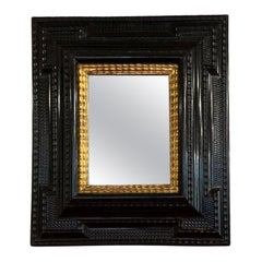 Espejo italiano del siglo XVII de madera ebonizada y dorada