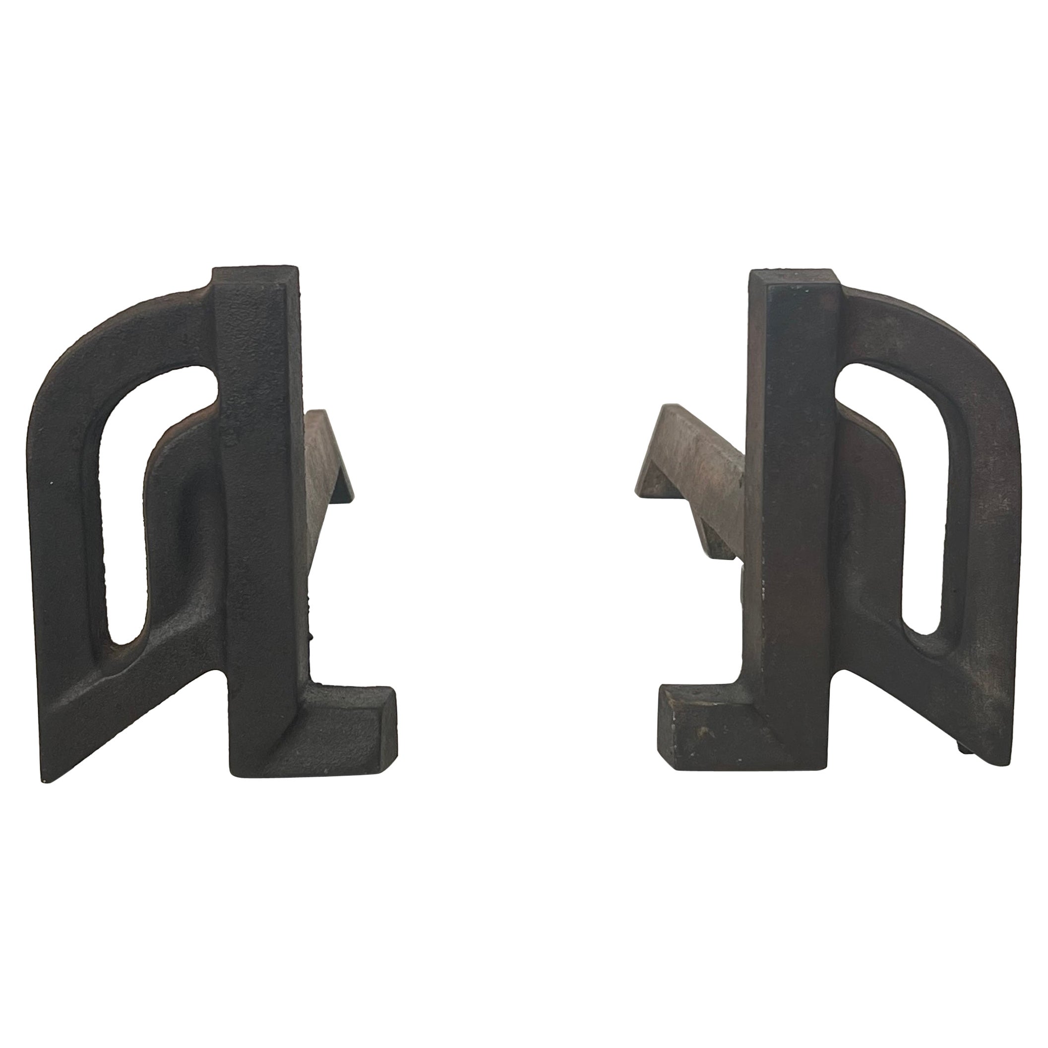 Ein Paar modernistische Andirons aus Gusseisen und Schmiedeeisen. Französische Arbeit. CIRCA 1940