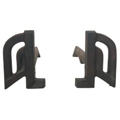 Ein Paar modernistische Andirons aus Gusseisen und Schmiedeeisen. Französische Arbeit. CIRCA 1940