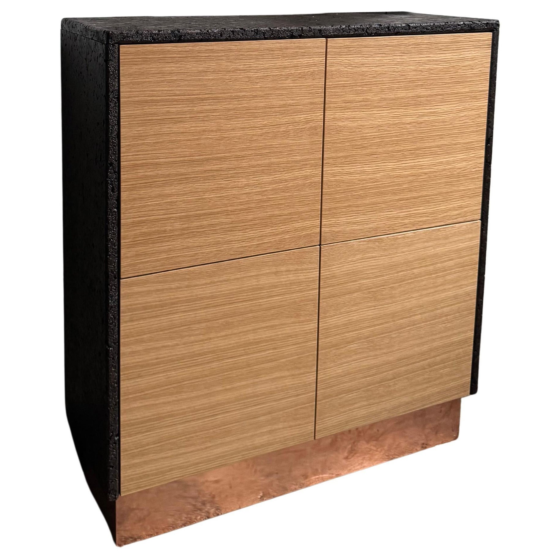 Armoire dressing contemporaine en Oak Oak et Cork avec base en cuivre par Studio Melrose en vente