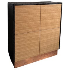 Armoire dressing contemporaine en Oak Oak et Cork avec base en cuivre par Studio Melrose