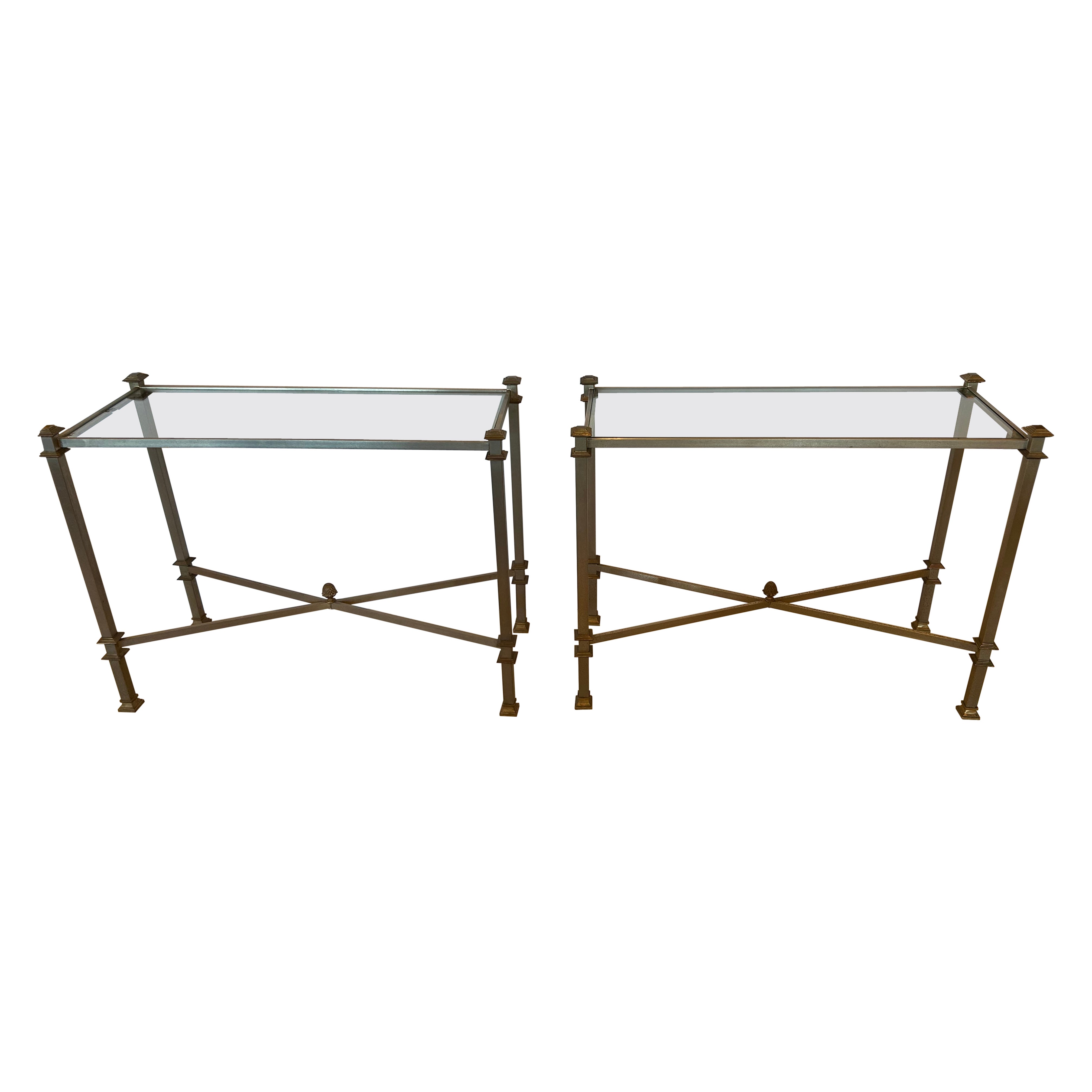 Eleganza della coppia di tavoli da console francesi Maison Jansen in acciaio, bronzo e vetro in vendita