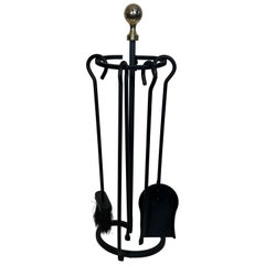 Utensilios para chimenea sobre soporte, lacados en negro y con diseño de latón
