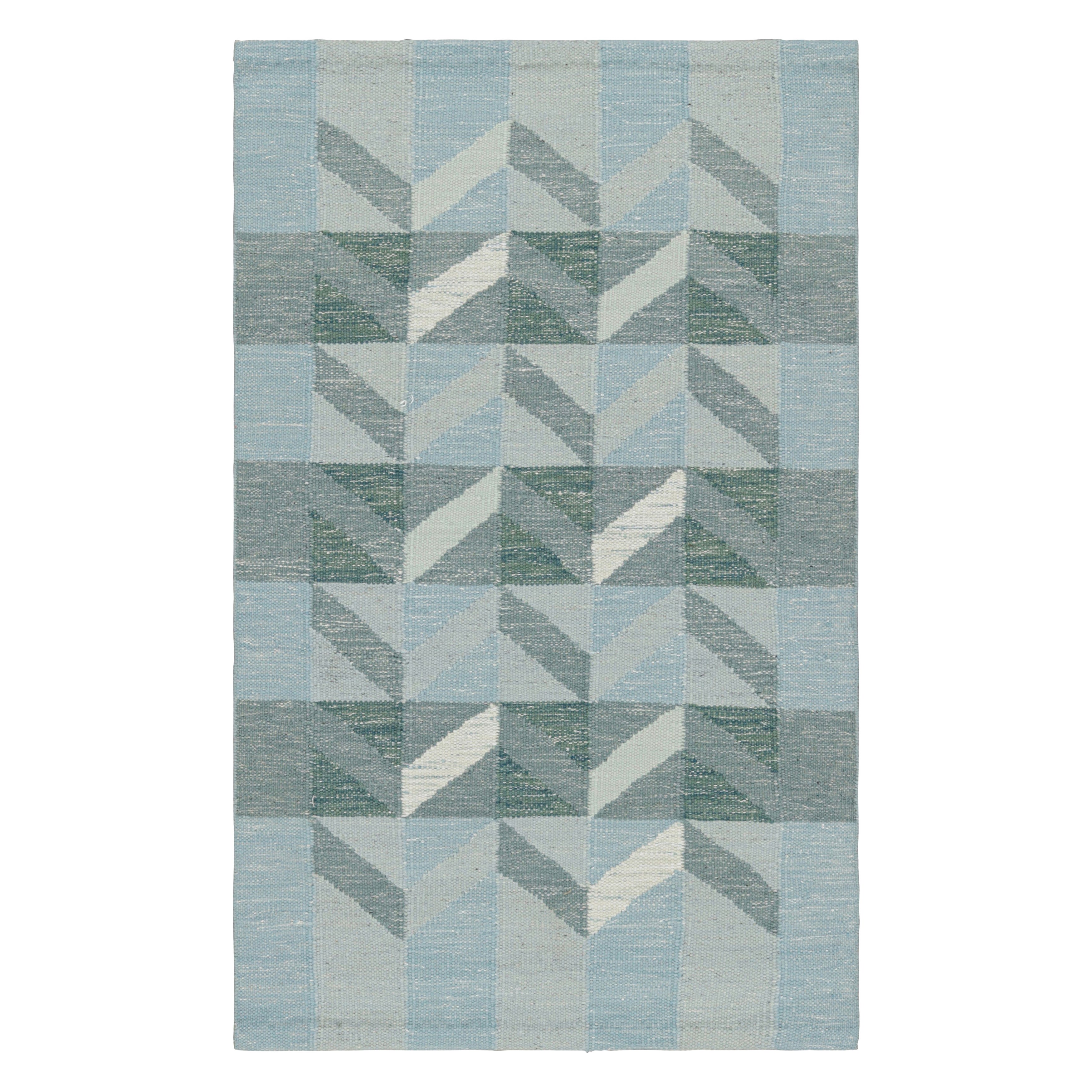 Rug & Kilim's Teppich im skandinavischen Stil in Blau und Grau mit geometrischen Mustern