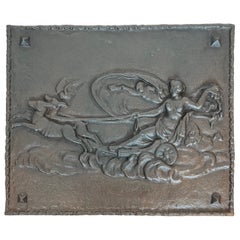 Plaque de cheminée en fonte représentant Diane, déesse et chardon tirée par des chiens