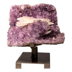 Ametista con rara calcite reattiva ai raggi UV su druzy viola lavanda