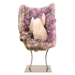 Amethyst-Cluster mit seltenem UV-Reaktivem Calcite auf lavendelfarbenem lila Druzy