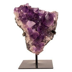 Lila Amethyst-Cluster-Exemplar mit großen, hochglänzenden Amethyst-Platten in Violett