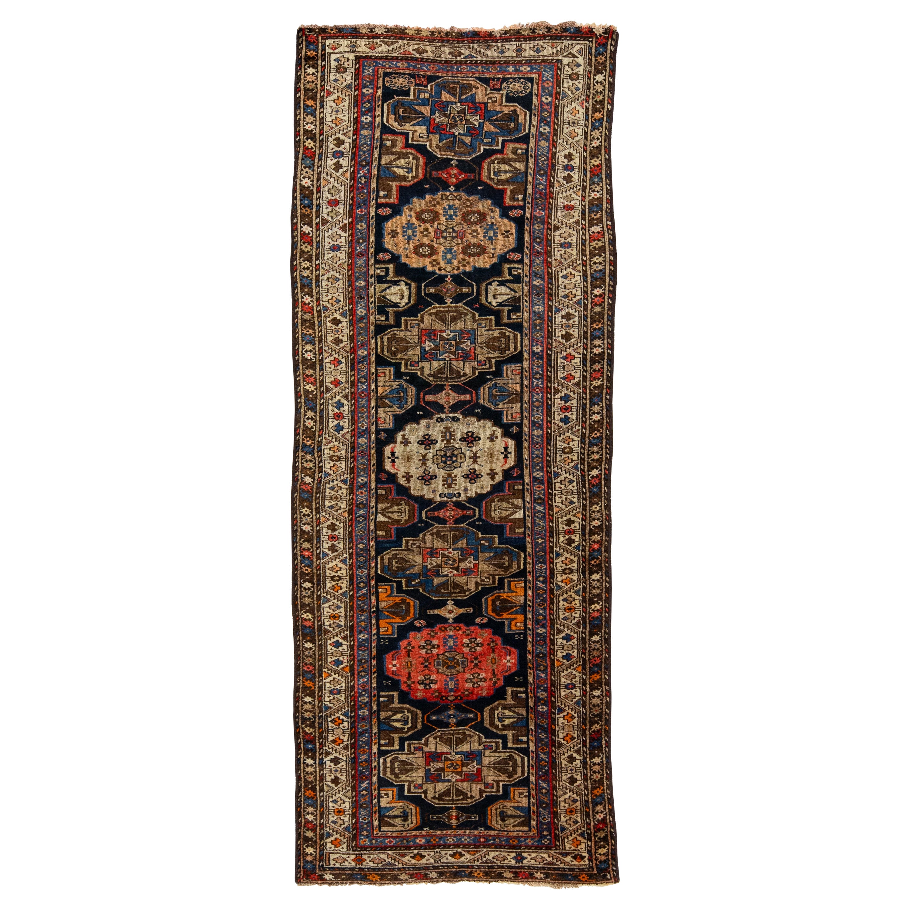 Tapis de couloir persan ancien Malayer des années 1900 avec motif tribal