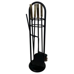 Herramientas para chimenea en soporte de metal lacado negro y diseño de latón