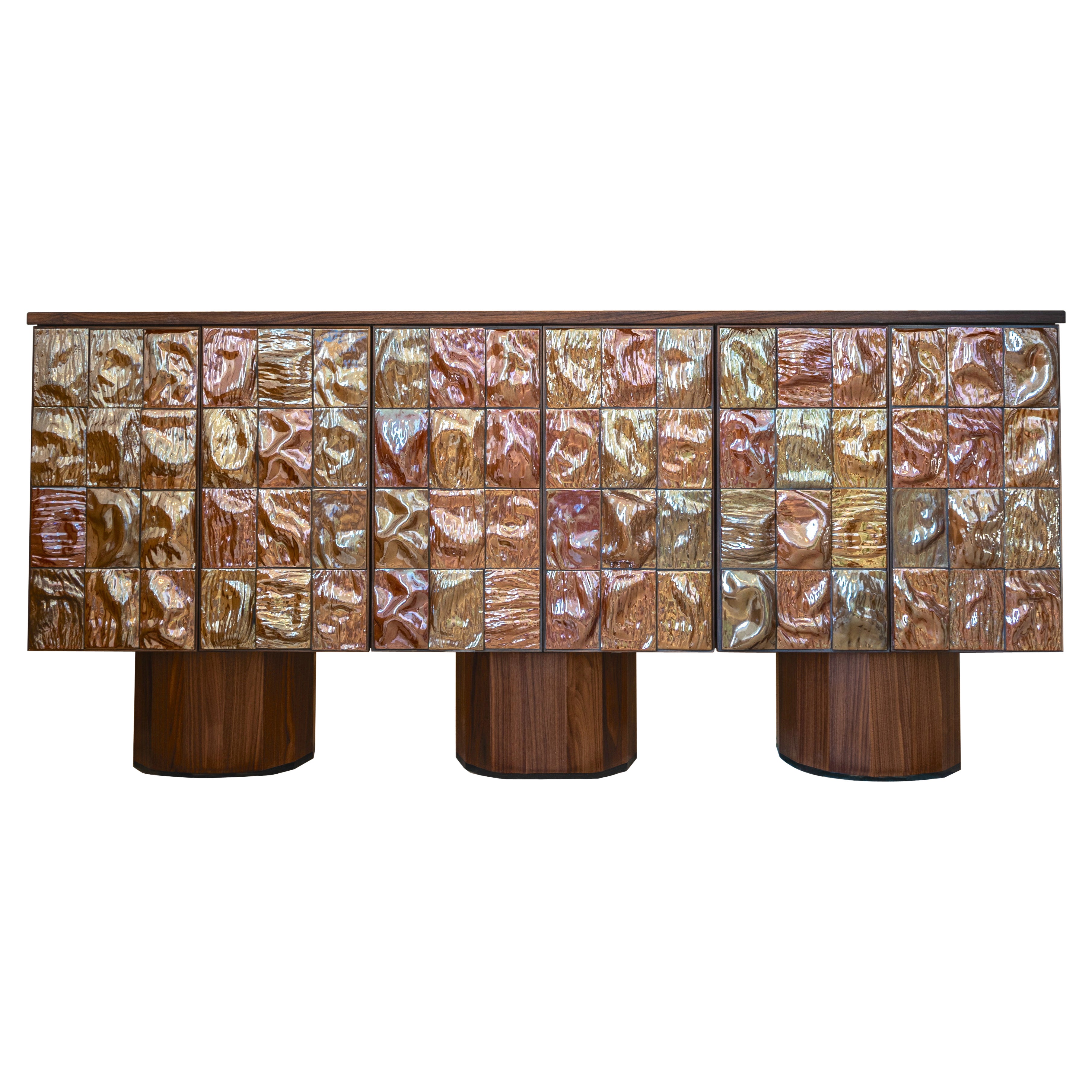 Aparador contemporáneo de azulejos dorados de Rem Atelier, Países Bajos