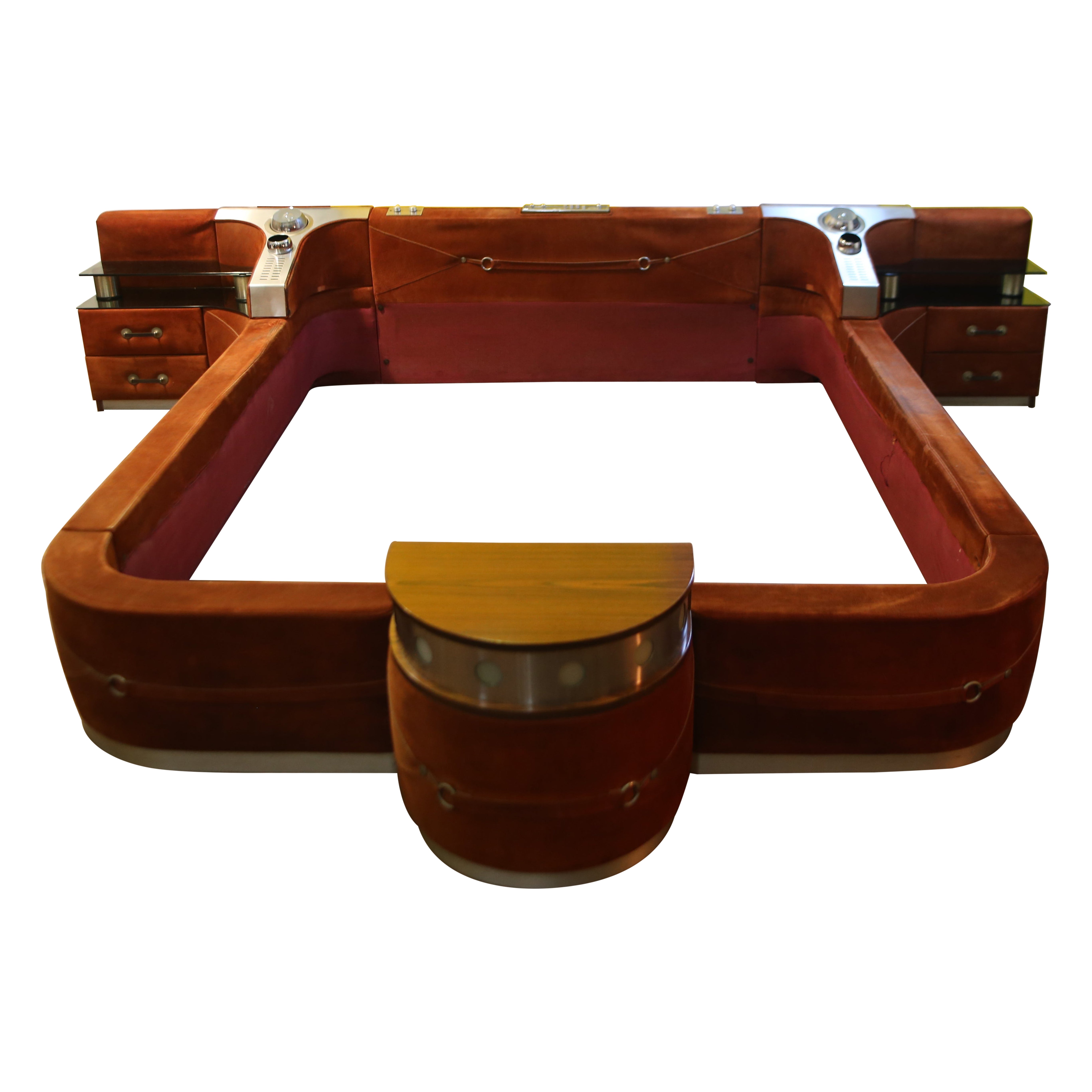 Luigi Radaelli Futuristic Italian king size bed from the 70s