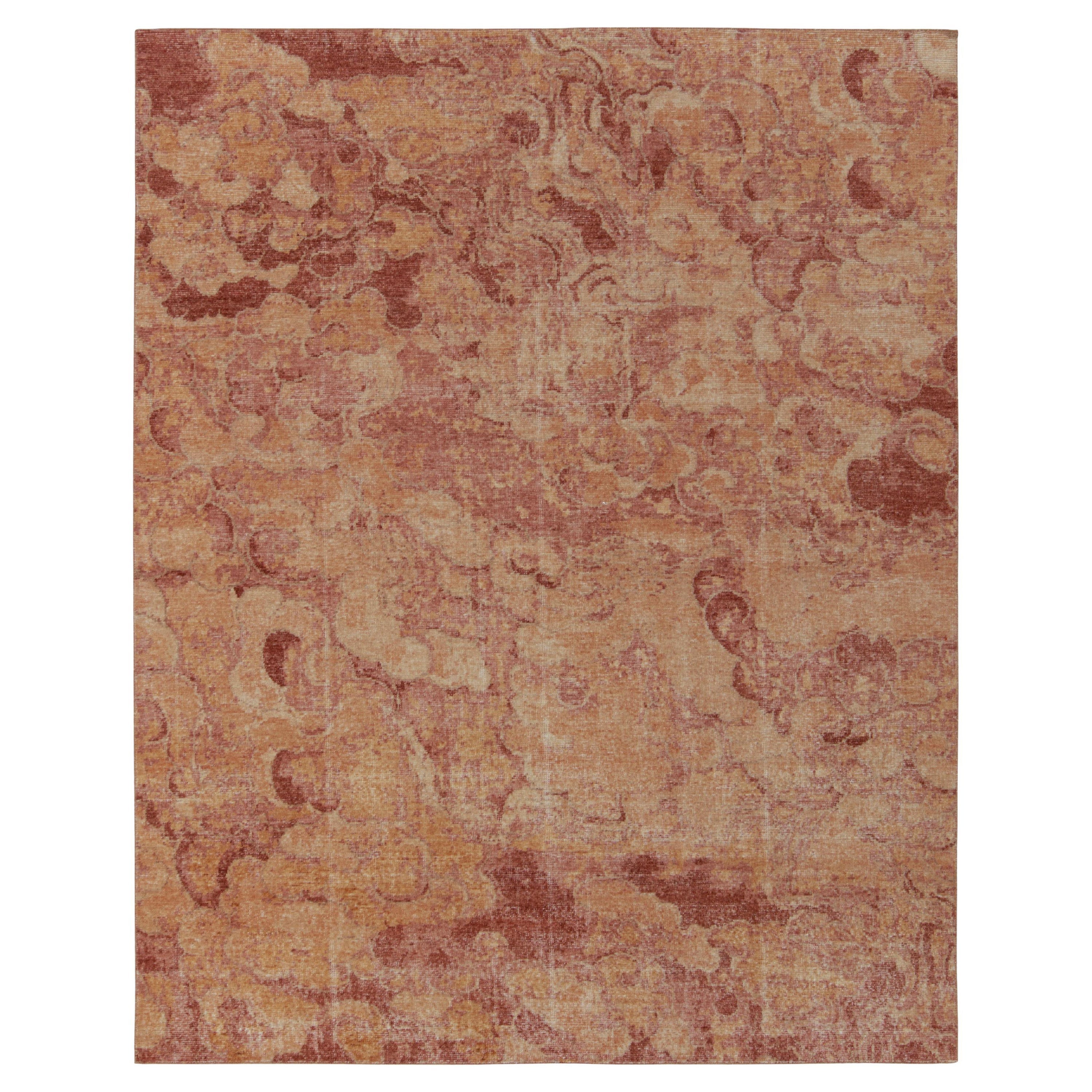 Rug & Kilim's Distressed Style Modern Rug in Red & Gold Abstract Pattern (Tapis moderne au style vieilli avec un motif abstrait rouge et or)