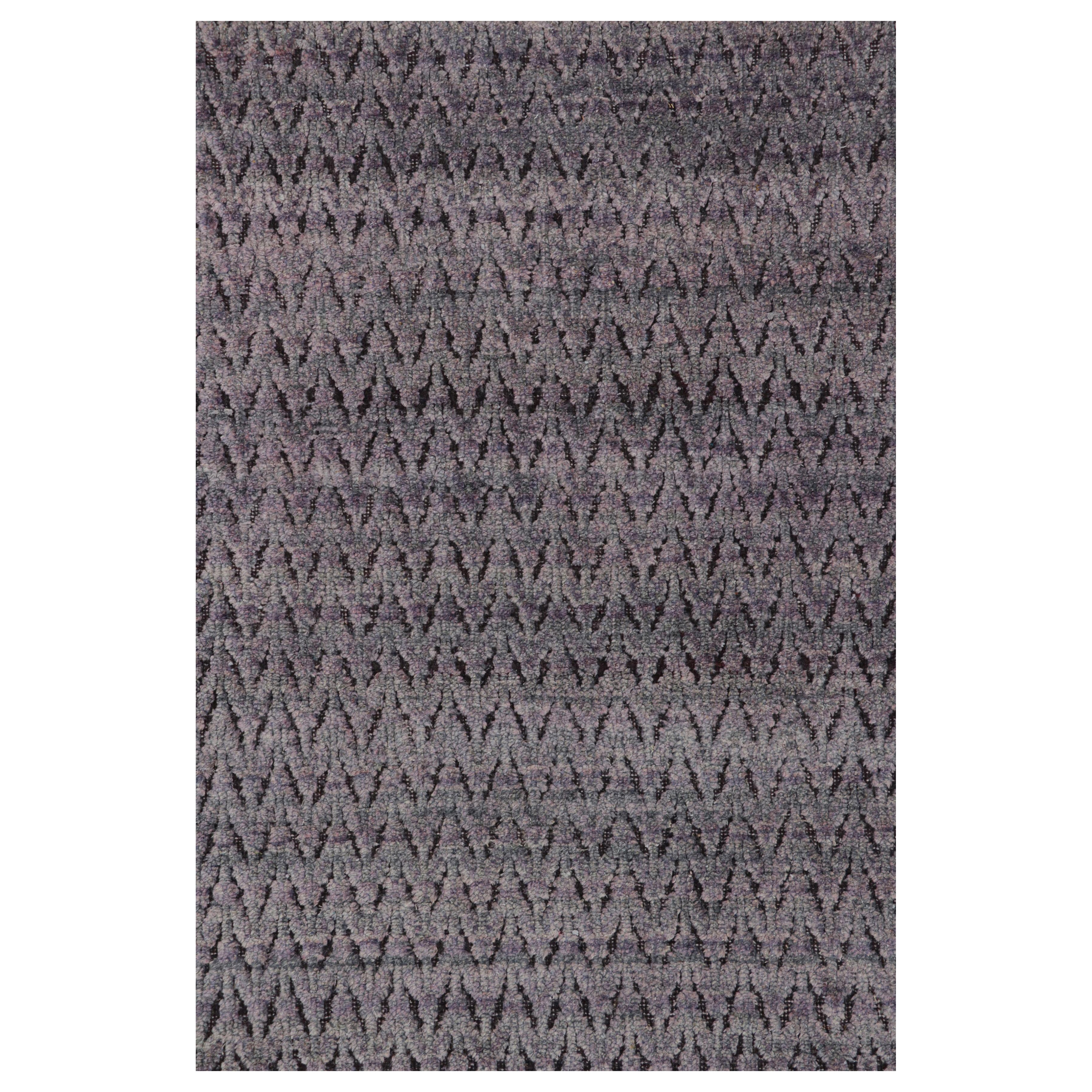 Rug & Kilim's Strukturteppich in Lila mit geometrischen Mustern im Angebot