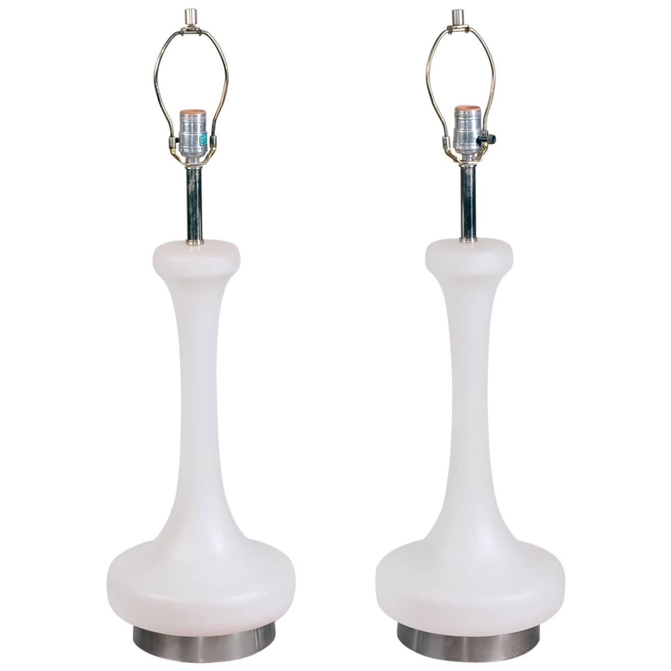 Lampen aus Lorbeerglas und Milchglas mit beleuchteten Sockeln im Angebot