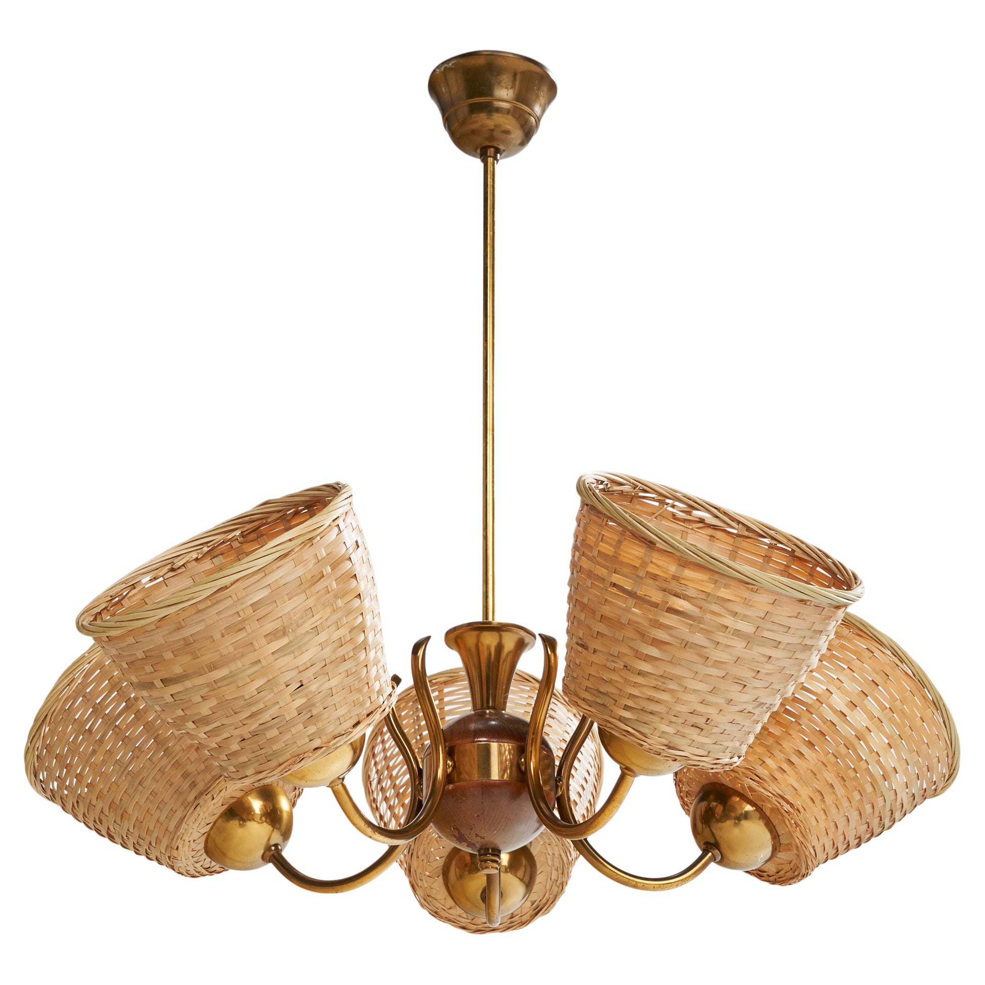 Diseñador sueco, lámpara de araña, latón, madera, ratán, Suecia, años 1940