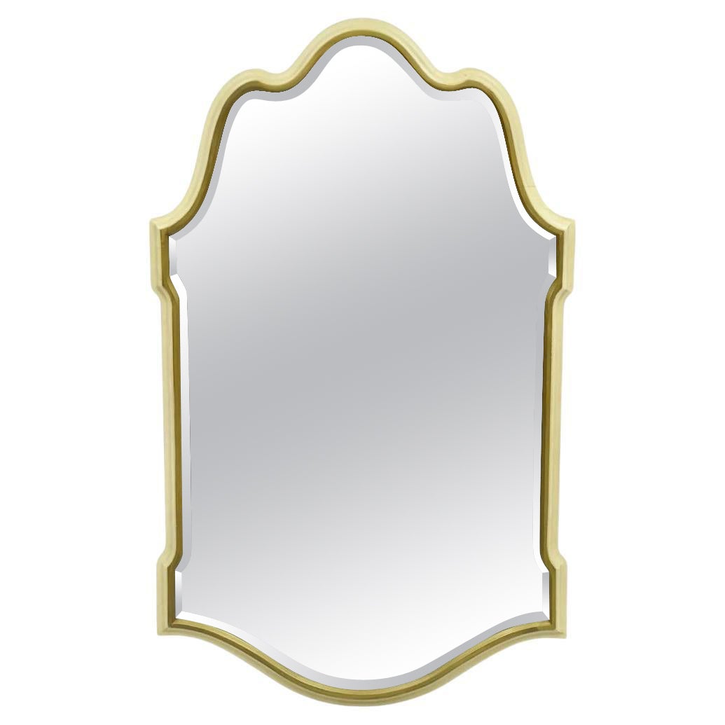 Specchio da parete smerlato color crema e oro della Provincia Italiana di Hollywood Regency in vendita