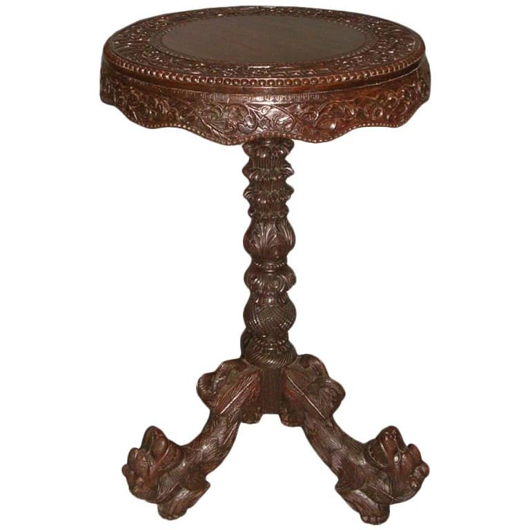 Table d'appoint indo-portugaise du XIXe siècle à plateau basculant en bois de rose sculpté en vente