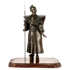 Impressionnante sculpture en bronze représentant un samouraï, signéeYoshimitsu