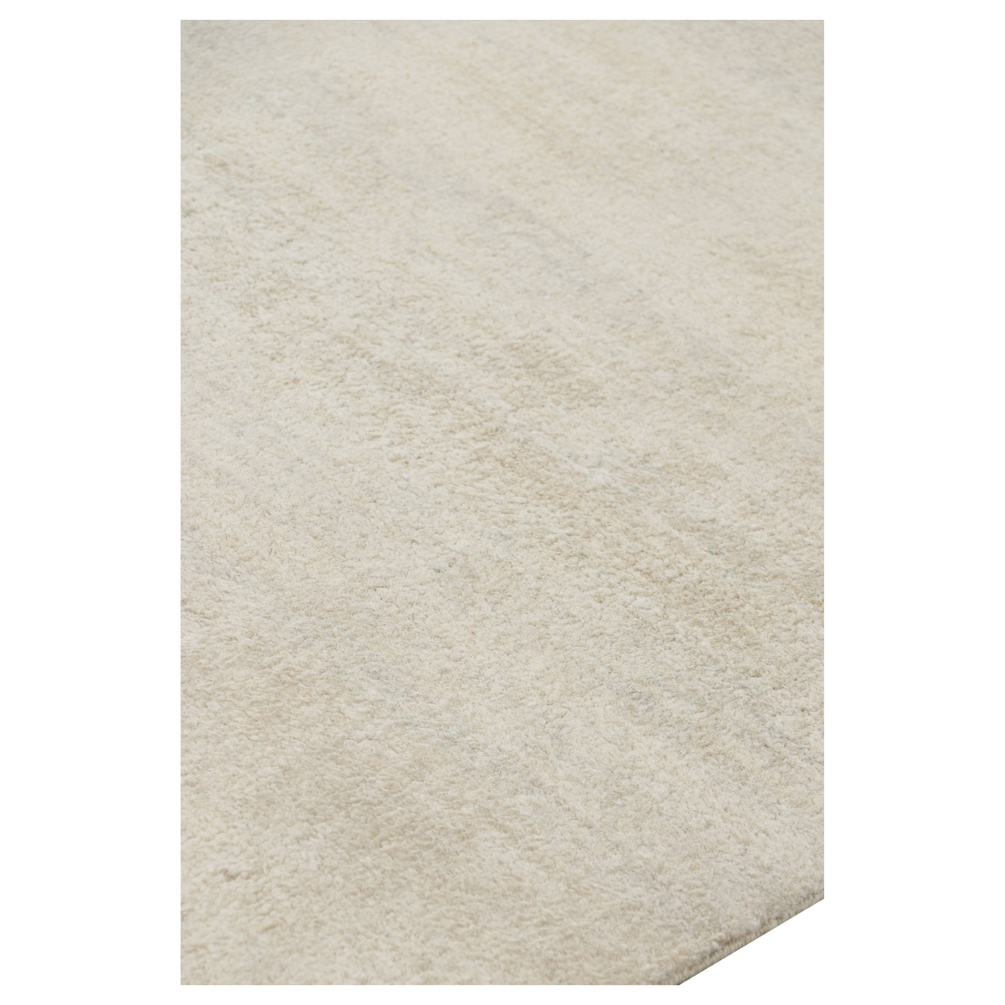 Alfombra de textura moderna Rug & Kilim en color crema sólido