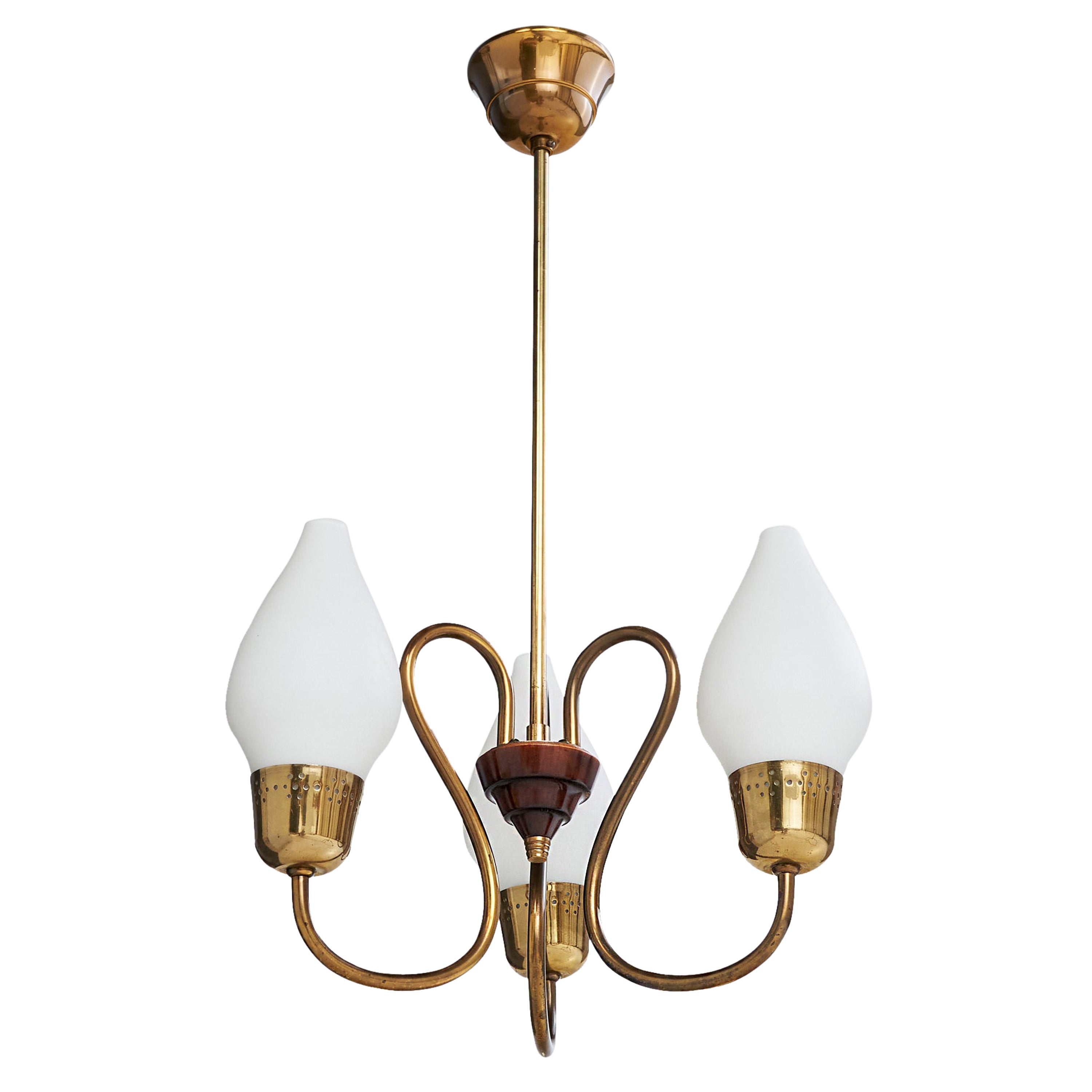 Designer suédois, lustre, laiton, bois, verre, Suède, années 1950