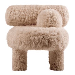 Chaise basse moderne Gropius CS1 moelleuse en fausse fourrure de sable azur de première qualité par NOOM