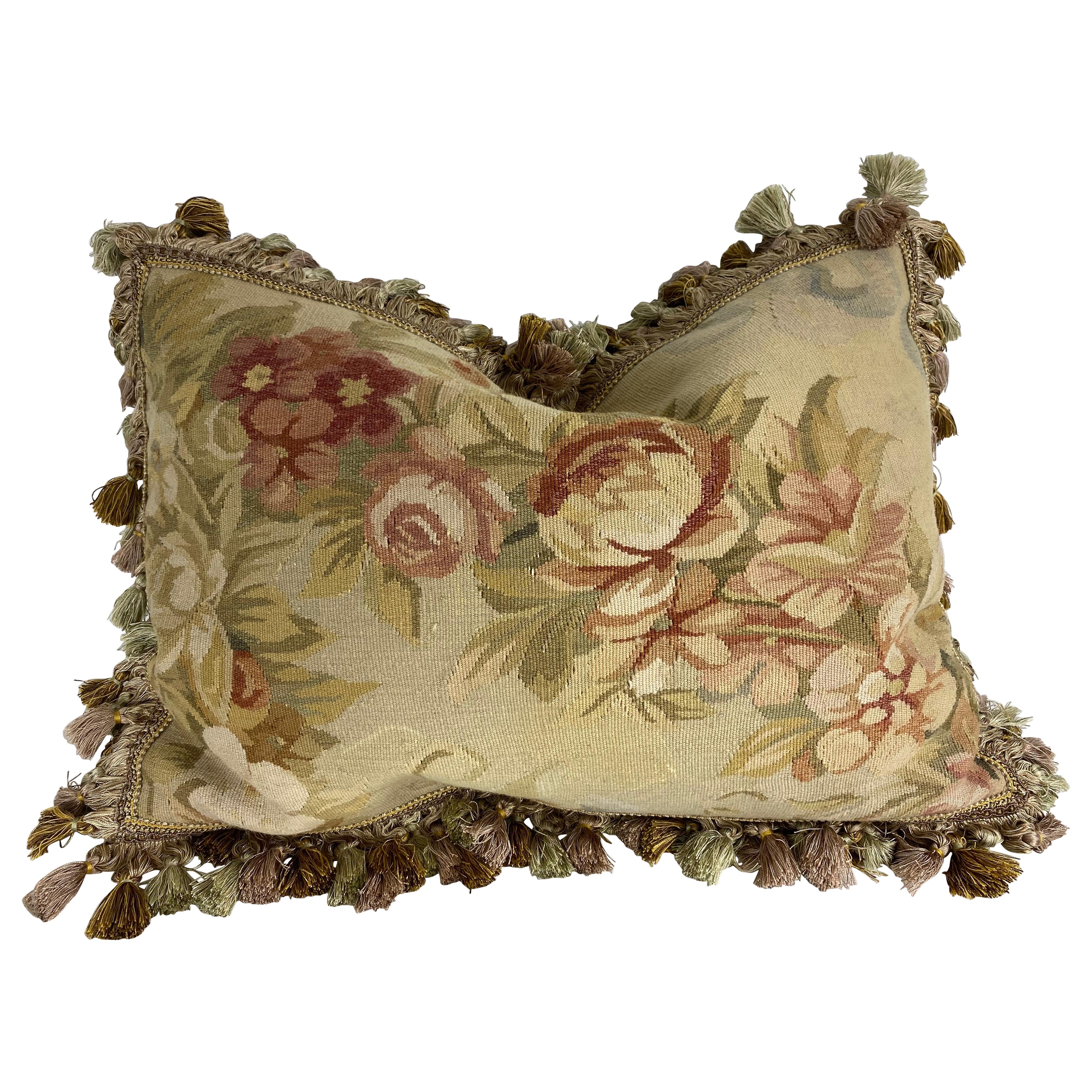 Coussin vintage en tapisserie d'Aubusson à fleurs gaufrées