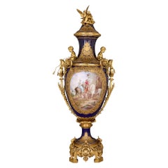 Gran Jarrón Antiguo de Porcelana y Ormolina Pintado con una Escena de Género