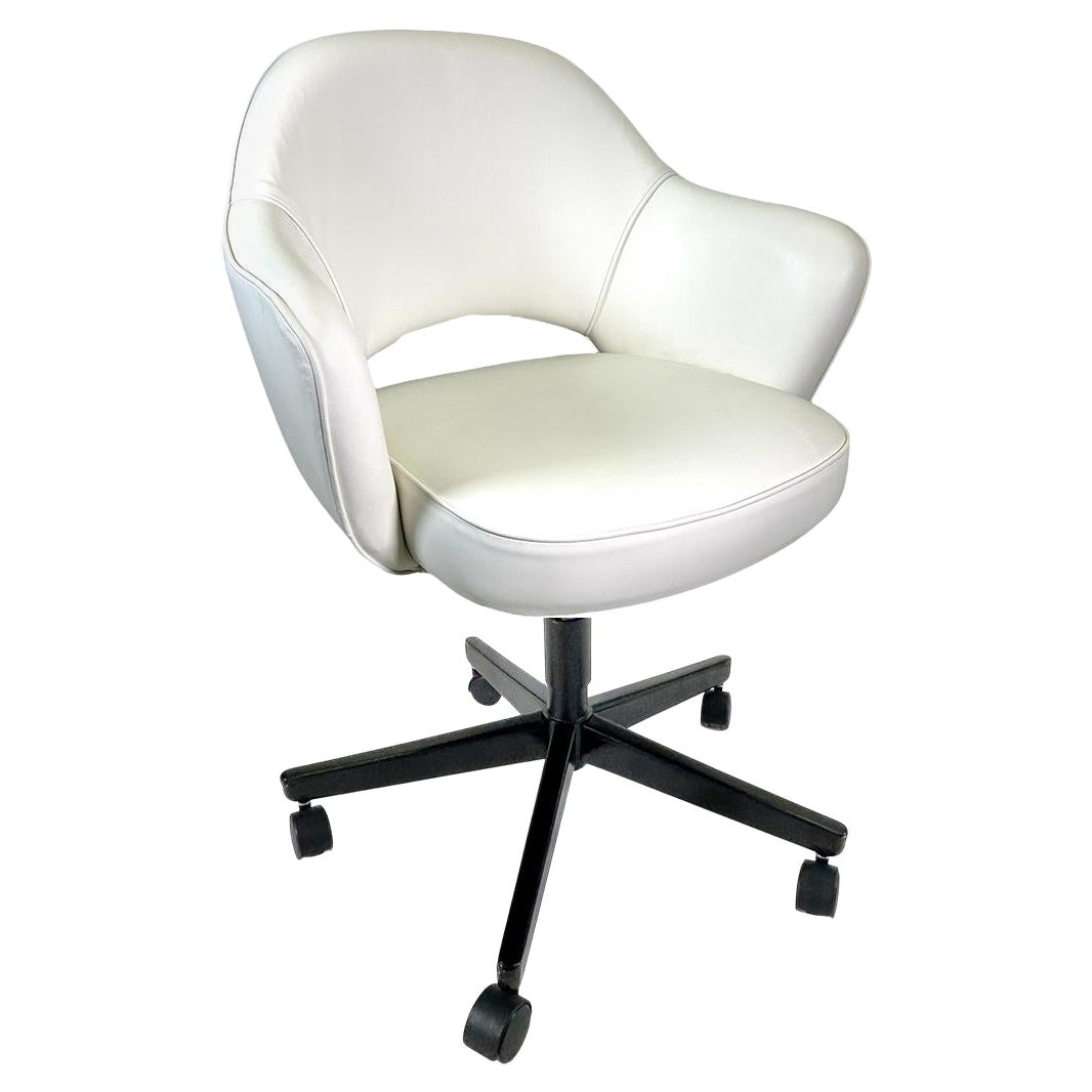 Sillón Saarinen de cuero italiano blanco y base giratoria negra en venta
