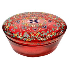Caja de cristal rojo de Bohemia con esmalte pintado a mano, Finales del siglo XIX - principios del XX