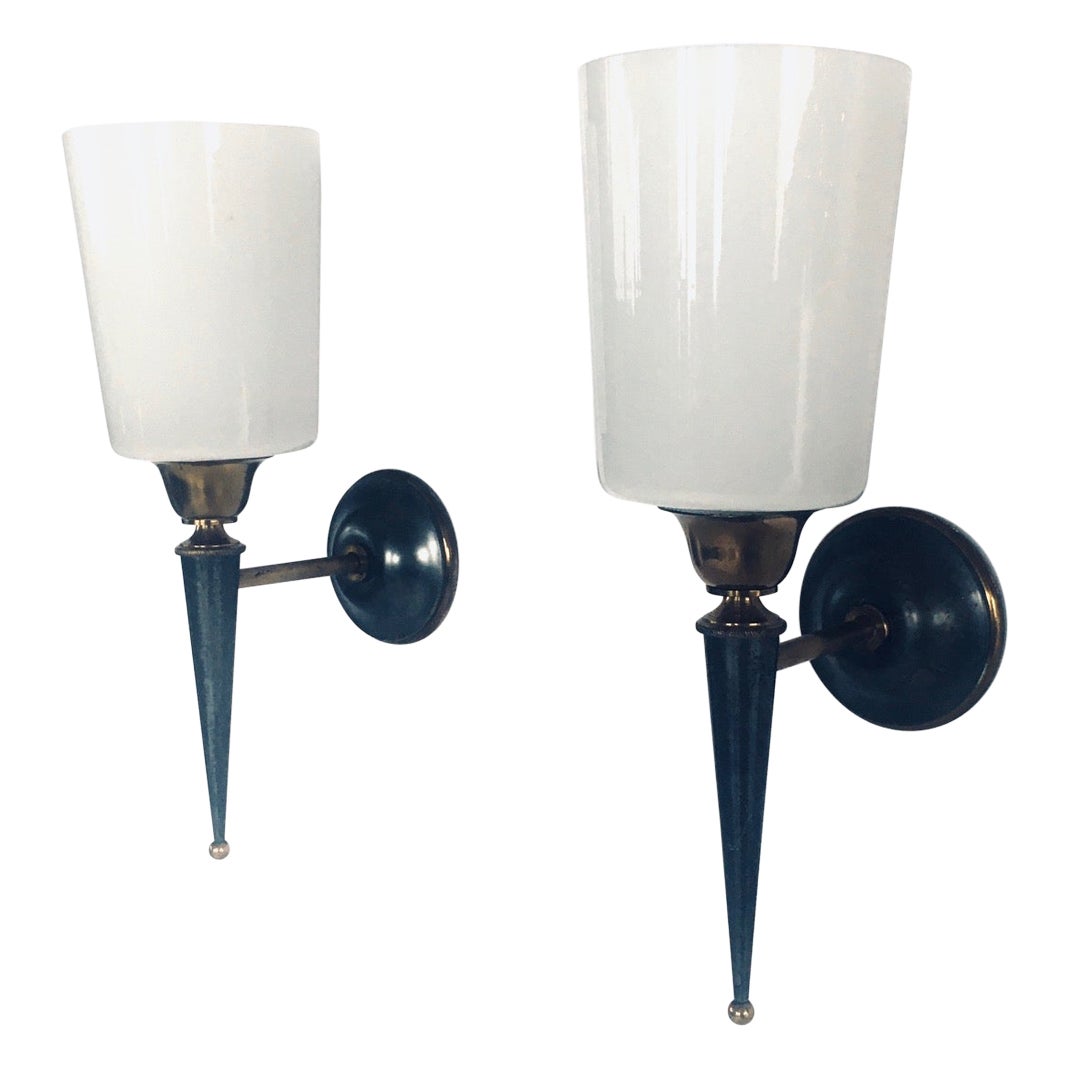Set di lampade da parete di design vintage in ottone e vetro opalino, Francia, anni '50