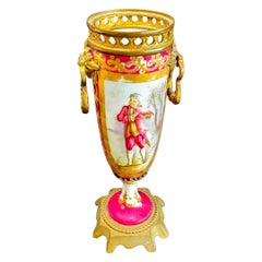 Exquisito jarrón de porcelana de Sèvres con decoración pintada a mano, Francia, S. XIX