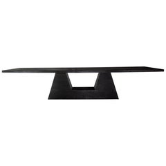 Table à manger contemporaine OKA par Eichkorn, en chêne brûlé, personnalisable