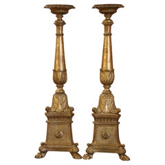 Importante pareja de candeleros italianos de madera dorada tallada de mediados del siglo XIX