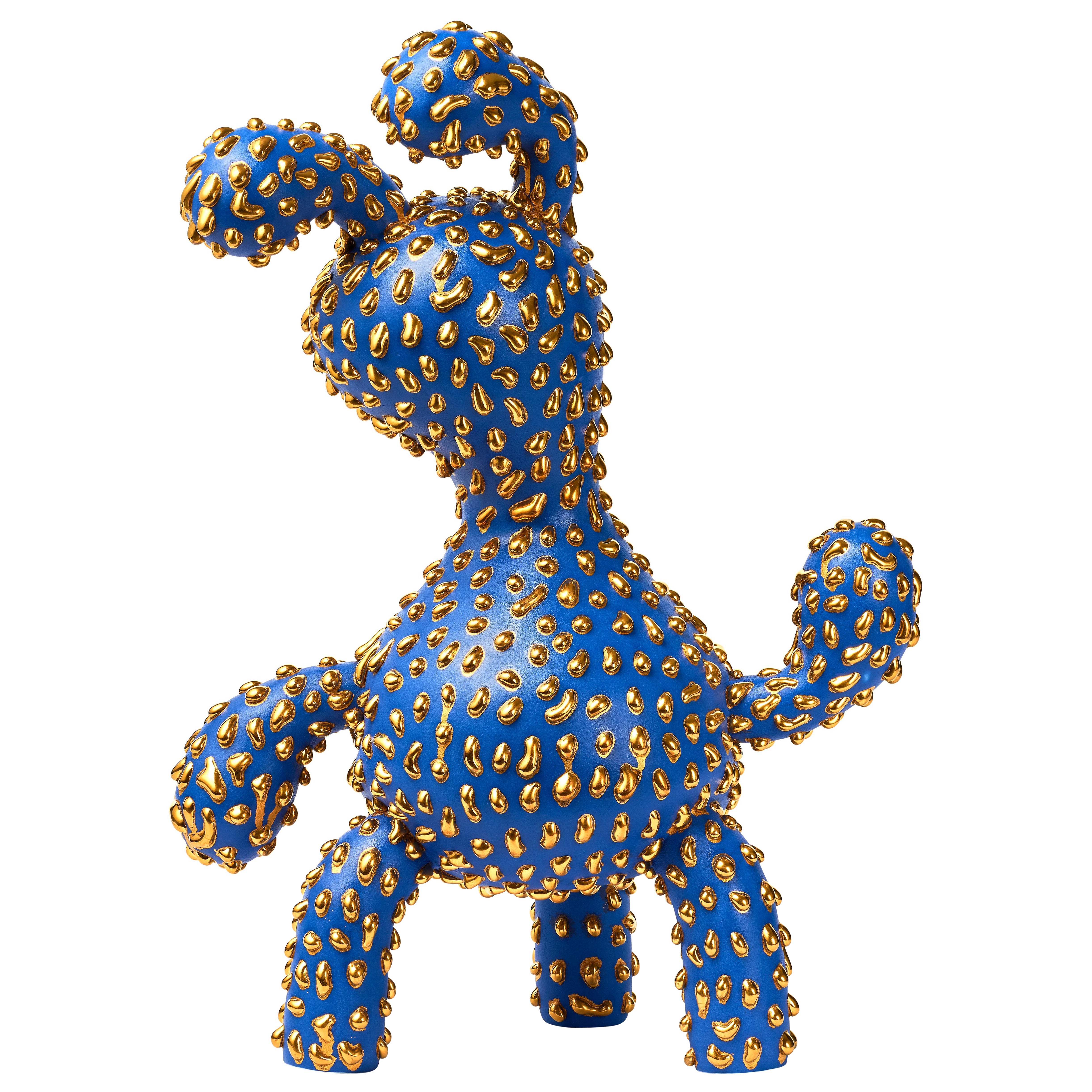 Scultura creatura giocosa blu e oro, Ahryun Lee