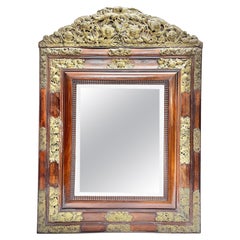 Antico stile barocco olandese Specchio da parete con disegni floreali in metallo dorato Repousse