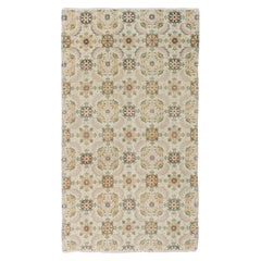 Tappeto vintage annodato a mano dal design floreale con accenti turchi in stile Cottage