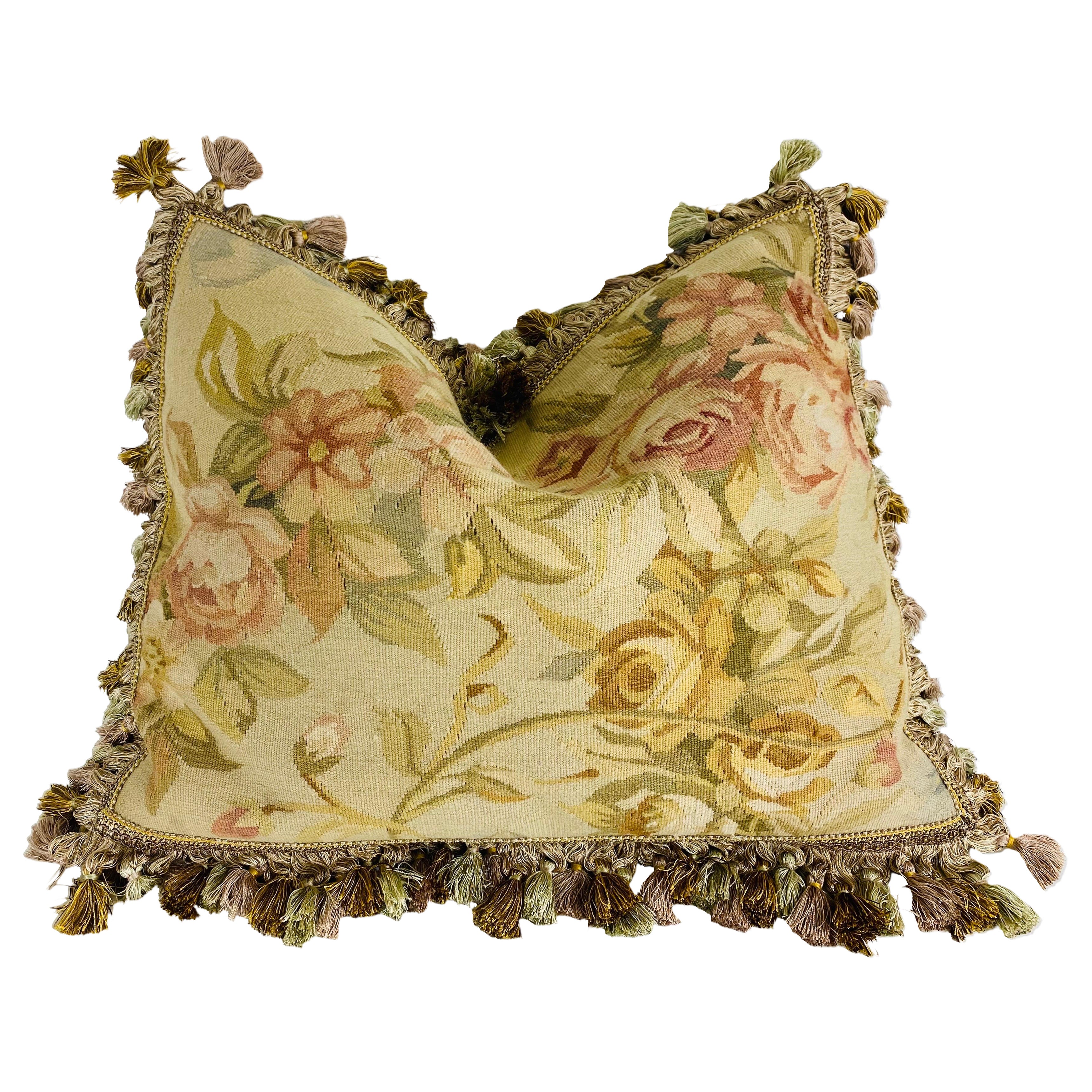 Coussin vintage en tapisserie d'Aubusson à fleurs gaufrées