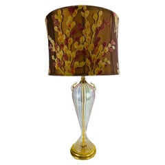 Elegante lampada da tavolo in vetro trasparente iridescente soffiato a mano.