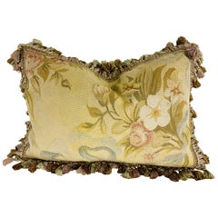 Cojín Aubusson floral vintage con borlas