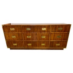 Moderne signierte Dixie Furniture-Kommode mit neun Schubladen aus Nussbaumholz, Kampagne, Mid-Century Modern