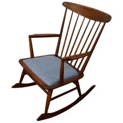 Sedia a dondolo in stile Mira Nakashima in legno di noce del 1960, metà del secolo scorso