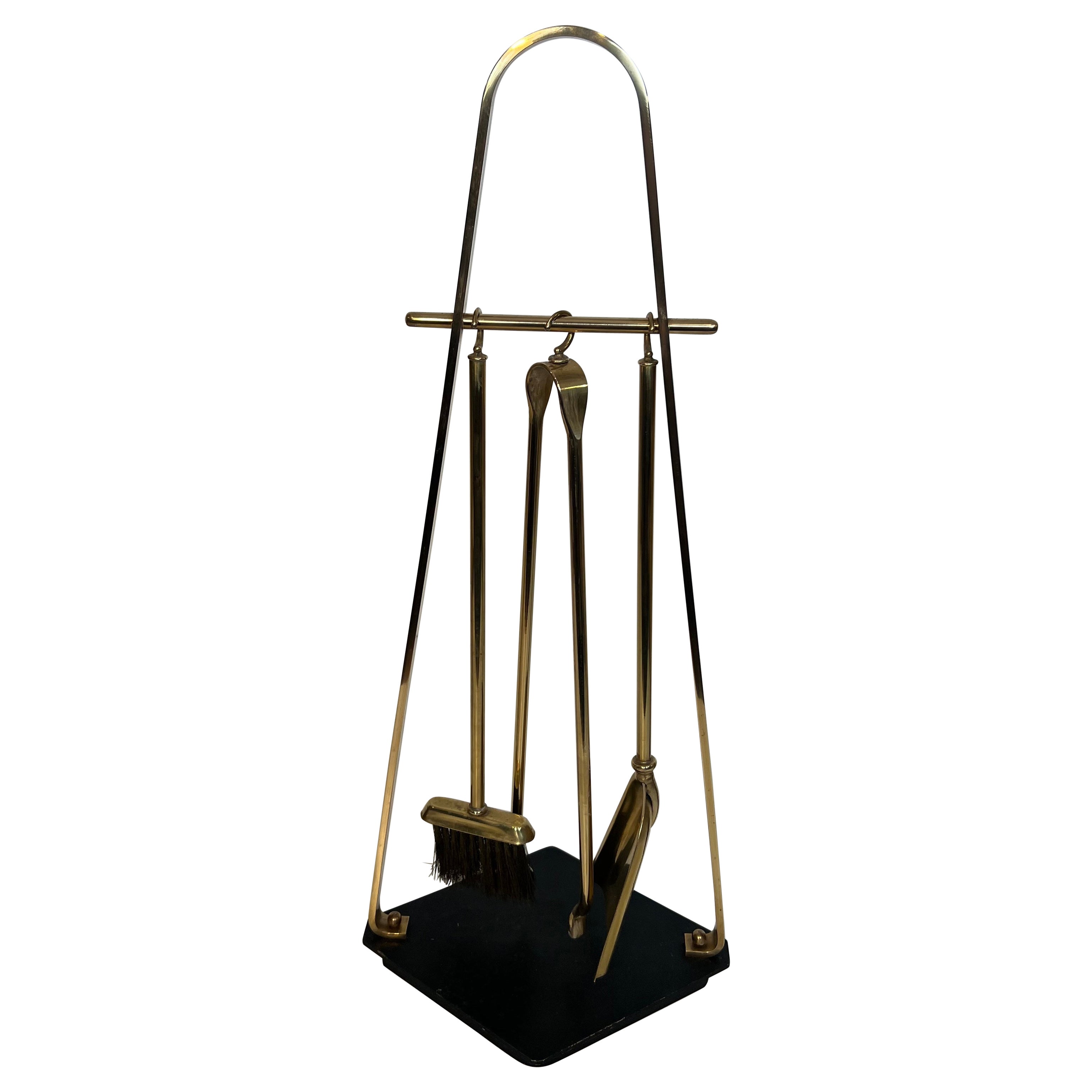 Utensilios para chimenea sobre soporte, lacados en negro y con diseño de latón