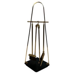 Utensilios para chimenea sobre soporte, lacados en negro y con diseño de latón