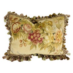 Almohada tapiz Aubusson floral vintage con borlas