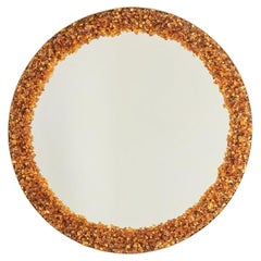 Specchio circolare retroilluminato color ambra. Opere di artisti contemporanei.