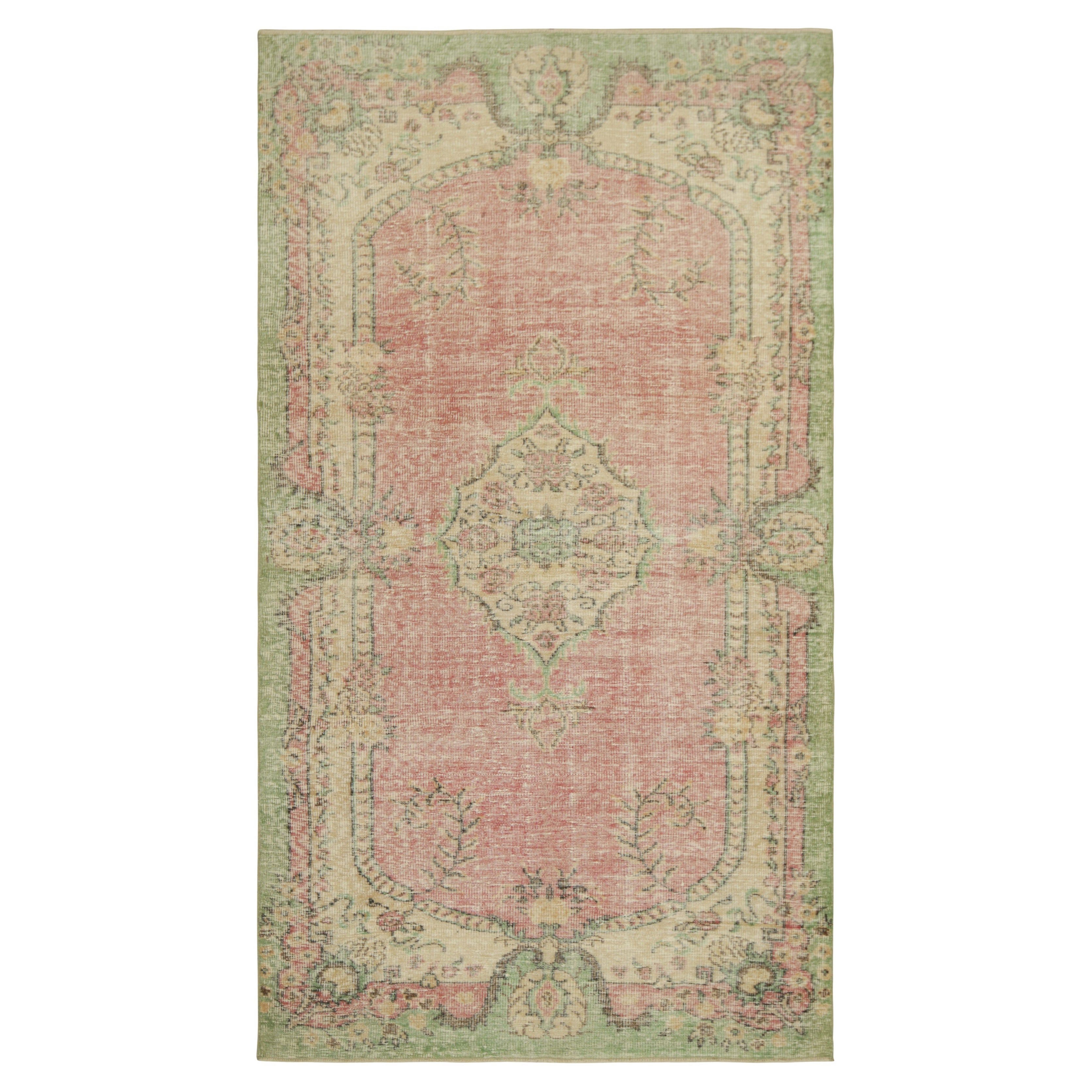 Tapis vintage Zeki Müren en rose avec médaillons et motifs floraux  Rug & Kilim