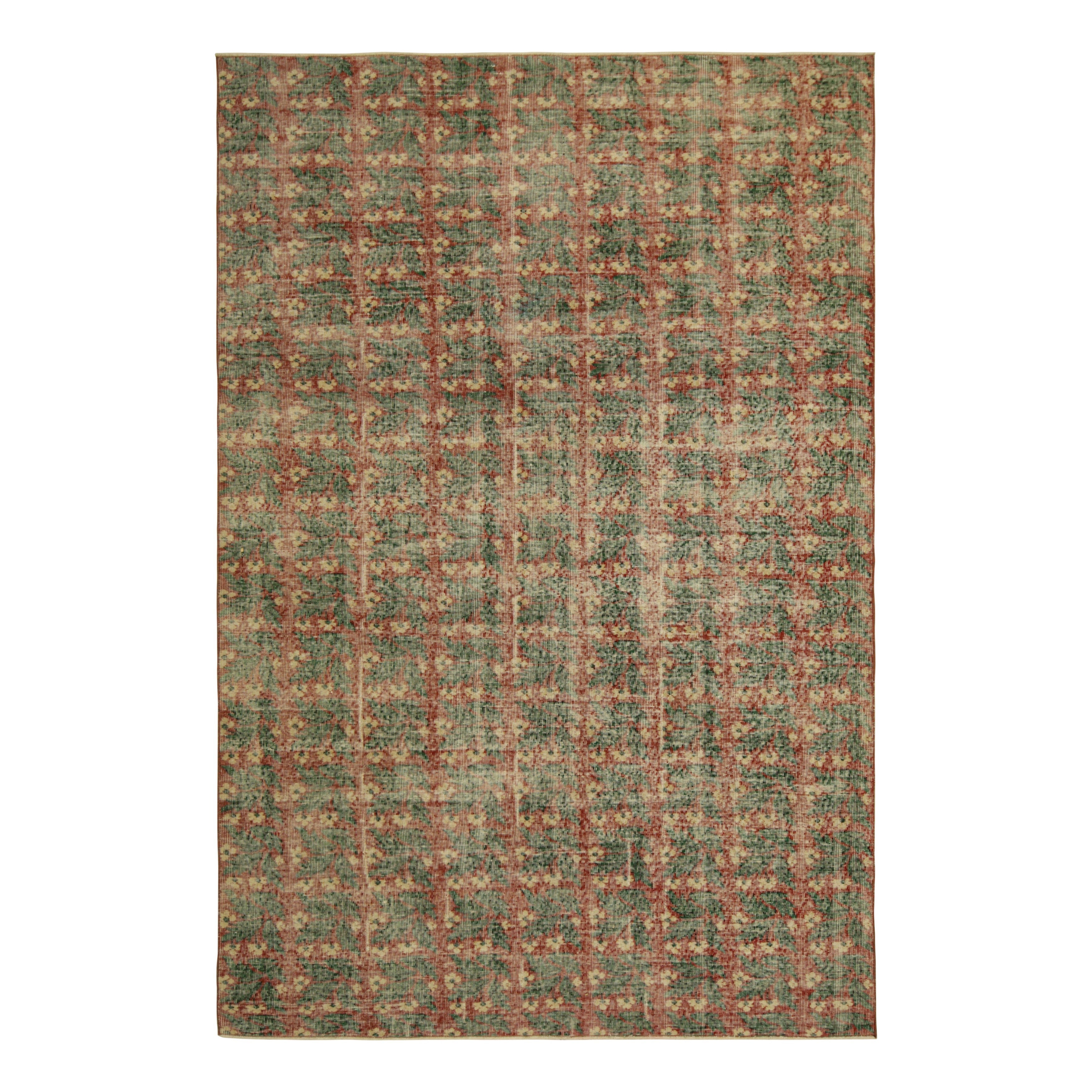 Tapis Vintage Zeki Müren en vert avec motifs géométriques rouges  Rug & Kilim