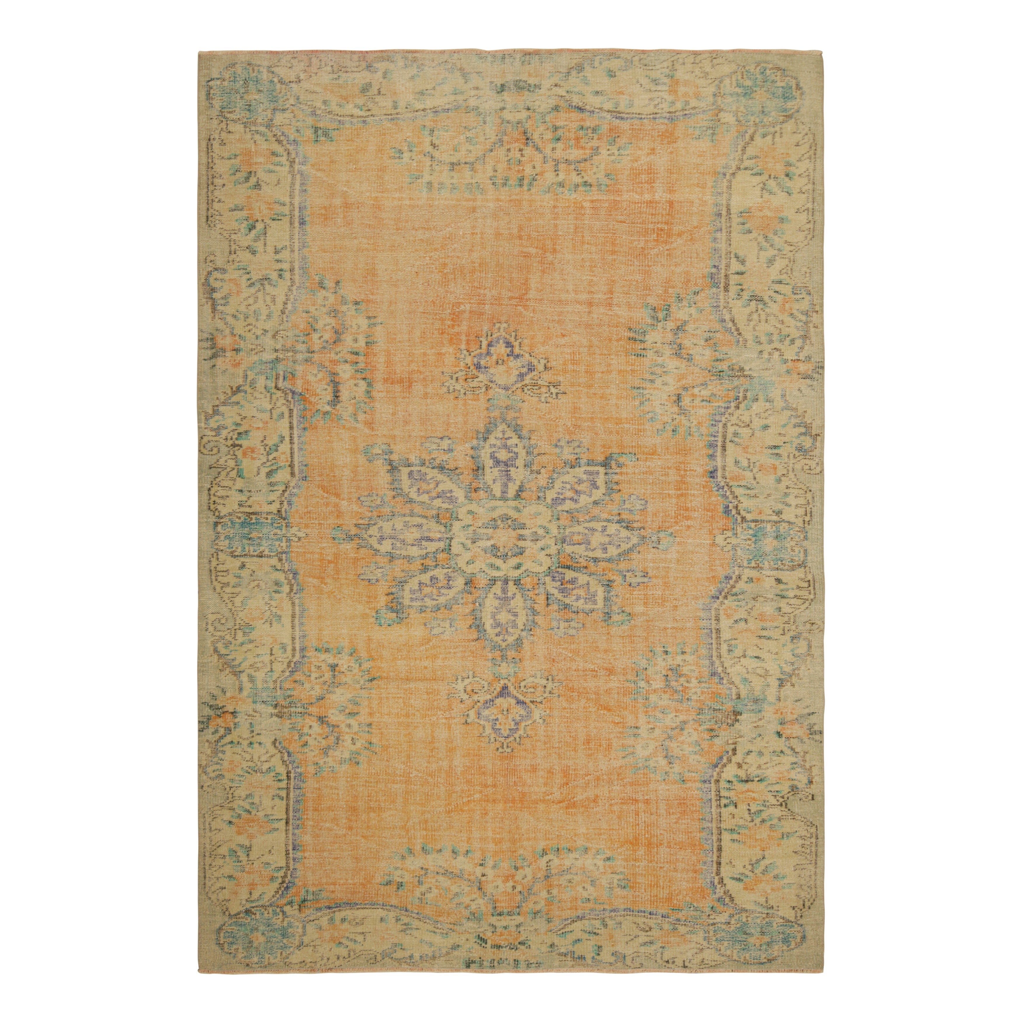 Alfombra vintage Zeki Müren en campo abierto naranja con medallón floral  Rug & Kilim